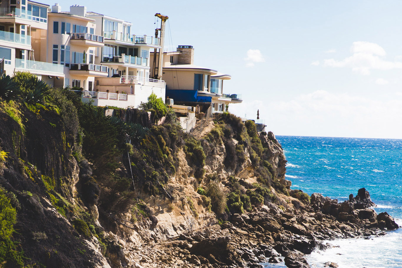 Scenic view of beautiful cliff-side homes overlooking the ocean.